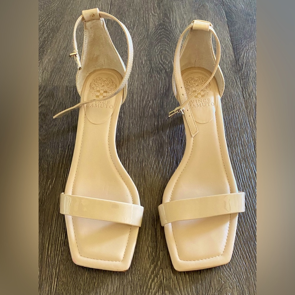 ♥️Vince Camuto Kitten Heel♥️